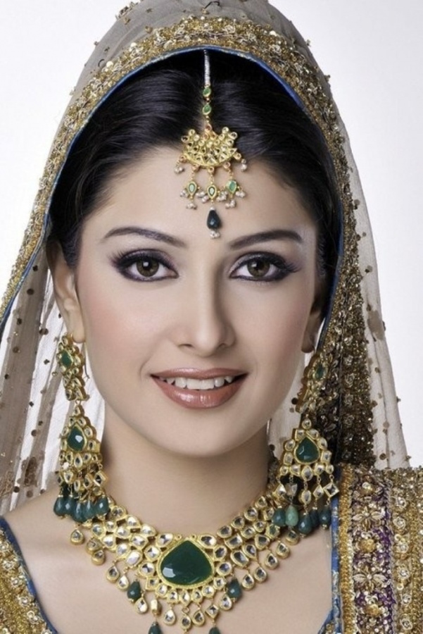 Beautiful-Aiza-Khan-Bridal-Looks-5 Differences between Engagement & Wedding Make-up, What Are They?
