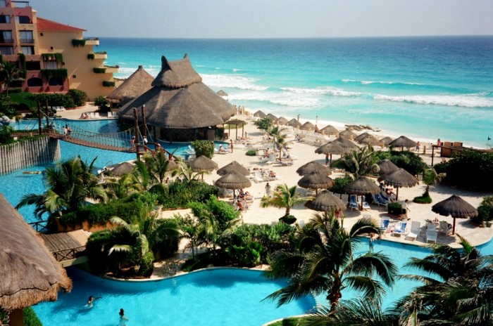 Cancun It is located in Mexico and is known for its beaches. It allows you to enjoy its white-sand beaches, swimming in its blue and clear water, scuba diving, fishing and exploring ancient Mayan ruins.