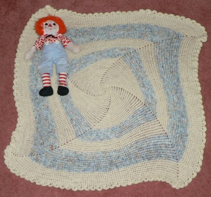 EasyCrochetBabyBlanket001 10 Fascinating Ideas to Create Crochet Patterns on Your Own
