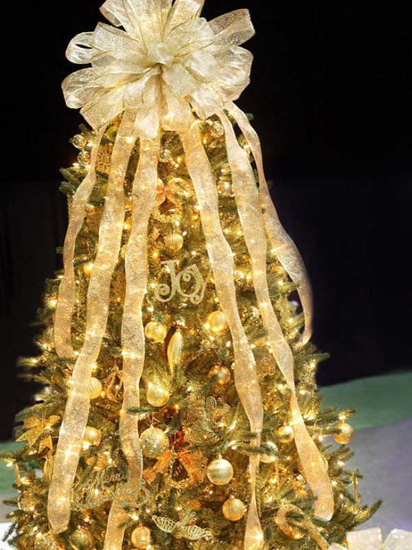 Glittering-golden-Christmas-Tree 79 Amazing Christmas Tree Decorations