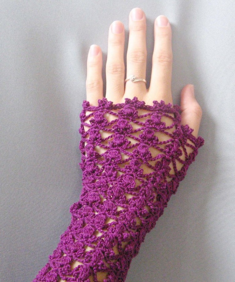 Crochet fingerless mittens for your hands