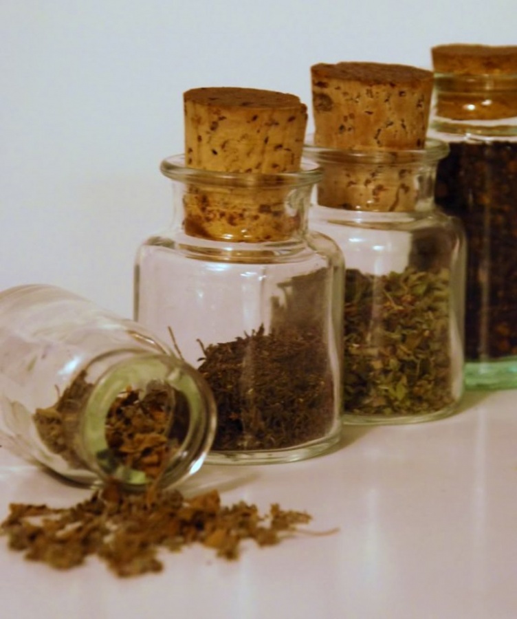 10 Easy-to-Follow Cooking Tips to Increase Your Savings 8 HERBS IN JARS