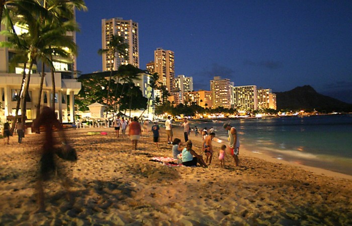 Honolulu It is located on the island Oahu, Hawaii and it is known as one of the major destinations for tourists around the world. It allows you to enjoy the white-sand beaches, surfing waves, climbing volcanic craters and the magnificent sunset. 