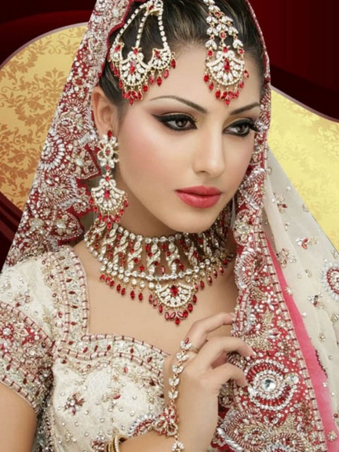 Latest-Bridal-Makeup-Tips-2013 Differences between Engagement & Wedding Make-up, What Are They?