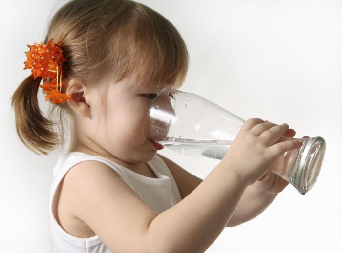 10 Easy-to-Follow Cooking Tips to Increase Your Savings 18 Little_girl_drinking