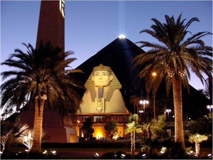 Luxor Inclinator that is situated in Las Vegas, Nevada. The elevator moves on an incline of 39 degrees and this is because of the construction of the Luxor. 