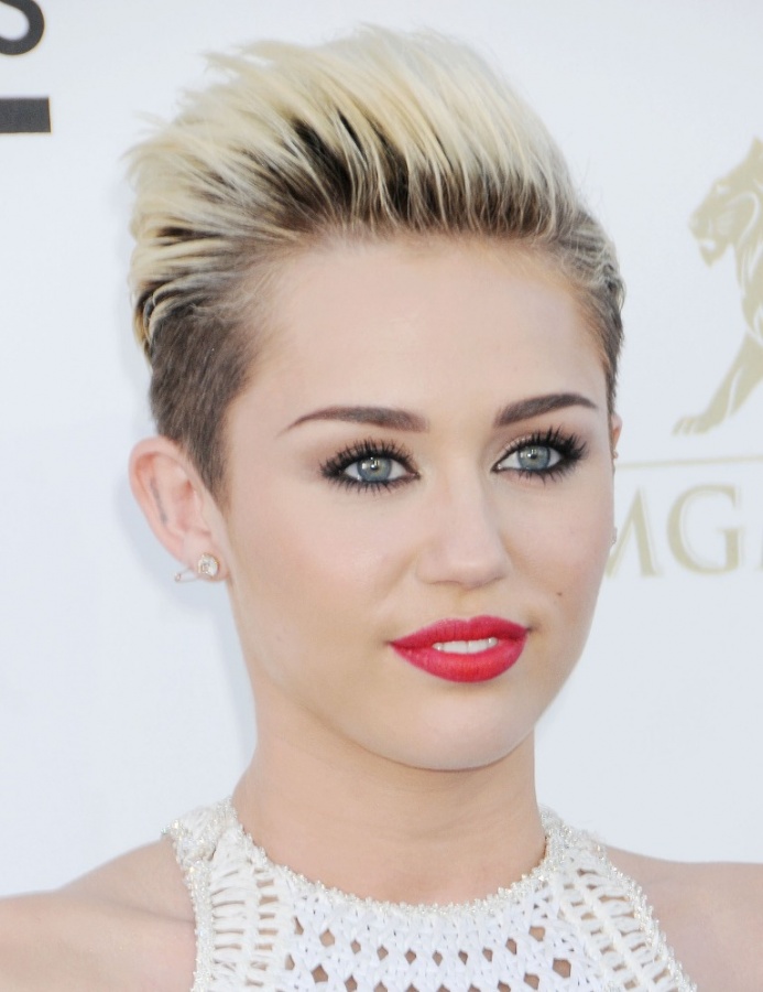 Miley-Cyrus-2013-Billboard-Music-Awards-in-Las-Vegas-9 20 Worst Celebrities Hairstyles