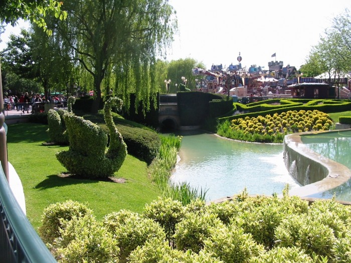 Top 10 Romantic Vacation Spots for Couples to Enjoy Unforgettable Time 6 Park_and_water_scene_in_disneyland_Paris_may_2005
