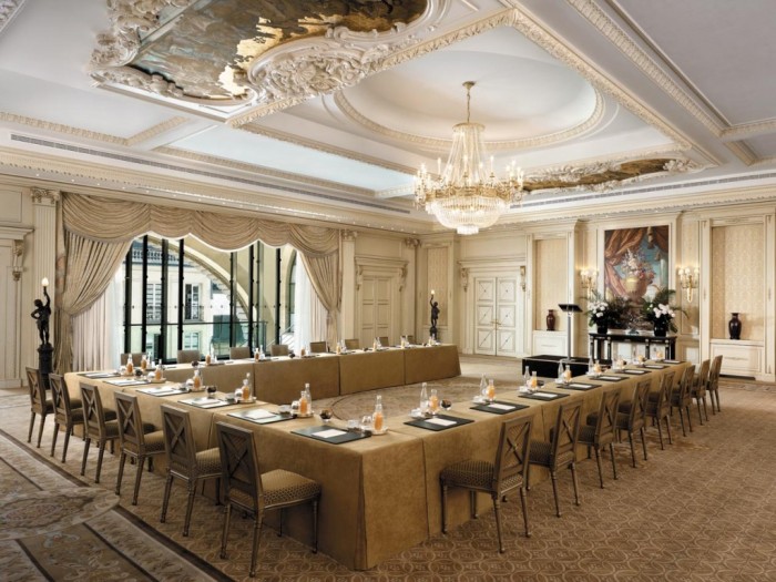 Shangri-La-Hotel-Paris-with-modern-restaurant-interior-for-big-family