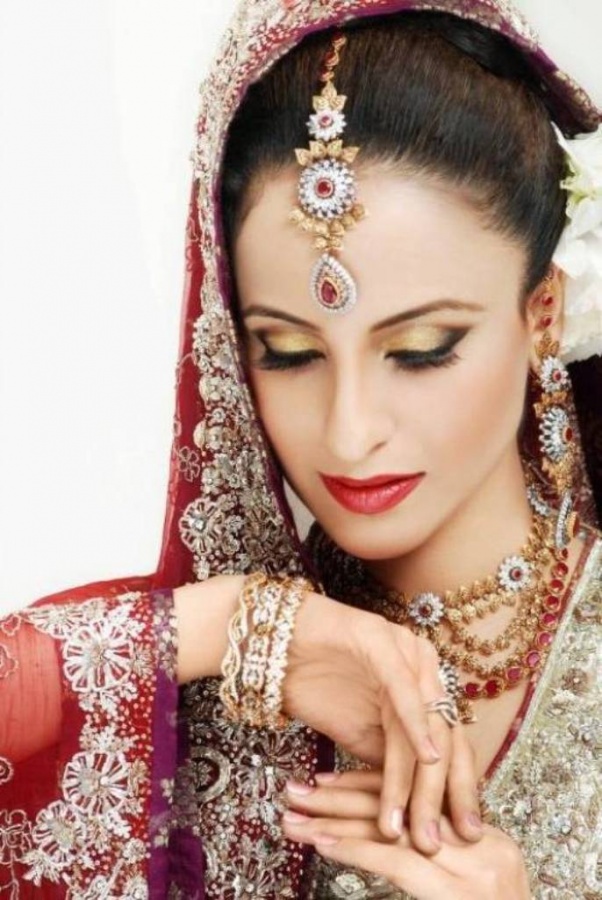 Signature-Bridal-Makeup-Trends-2012-1443 Differences between Engagement & Wedding Make-up, What Are They?