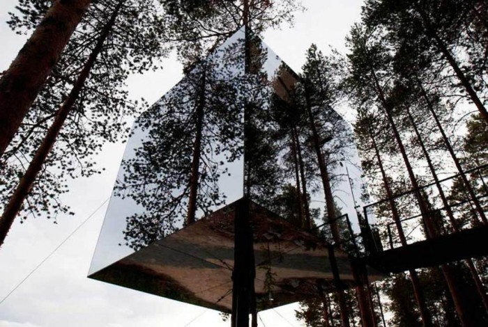 The Mirrorcube It is an aluminum box that is covered in mirrors and is wide enough for accommodating two persons. It is furnished with a double bed, living room, bathroom and roof terrace. The suspended mirror cube is placed on a tree trunk and can be found in Harads, Sweden.