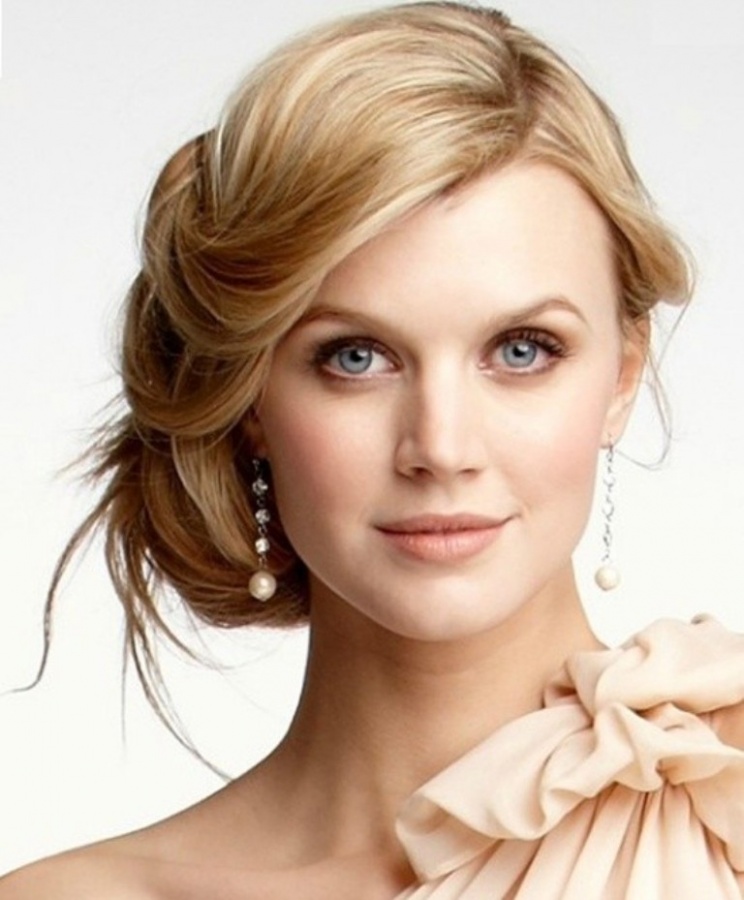 The-Natural-Style-of-The-Bride-For-Their-Wedding-a-Hairstyle-And-Natural-Makeup