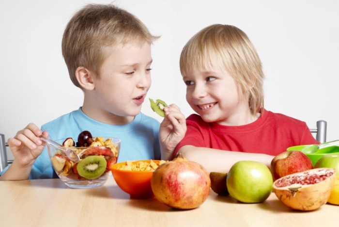 Two-small-friends-with-fruit-web Do You Know How to Train Your Child to Use the Five Senses?