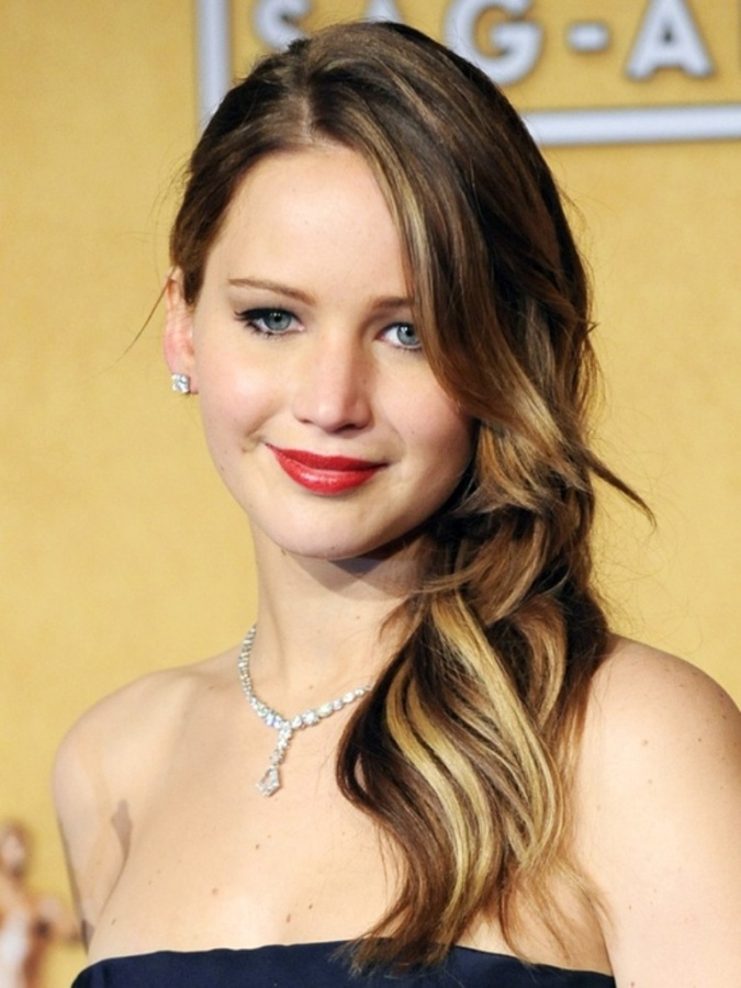 Jennifer Lawrence She turned her hair from being long and beautiful to her short hair which is less attractive. There are some people who think that Jennifer's new hairstyle is good but there are others who think that it is not as attractive as the previous hairstyle which is more feminine.