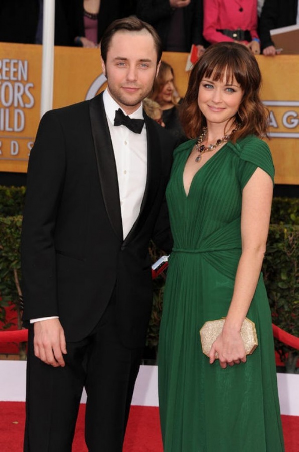 alexis-bledel-vincent-kartheiser-engaged-engagement-engagement-ring-rings-mad-men-celebrity-weddings-0320-h724
