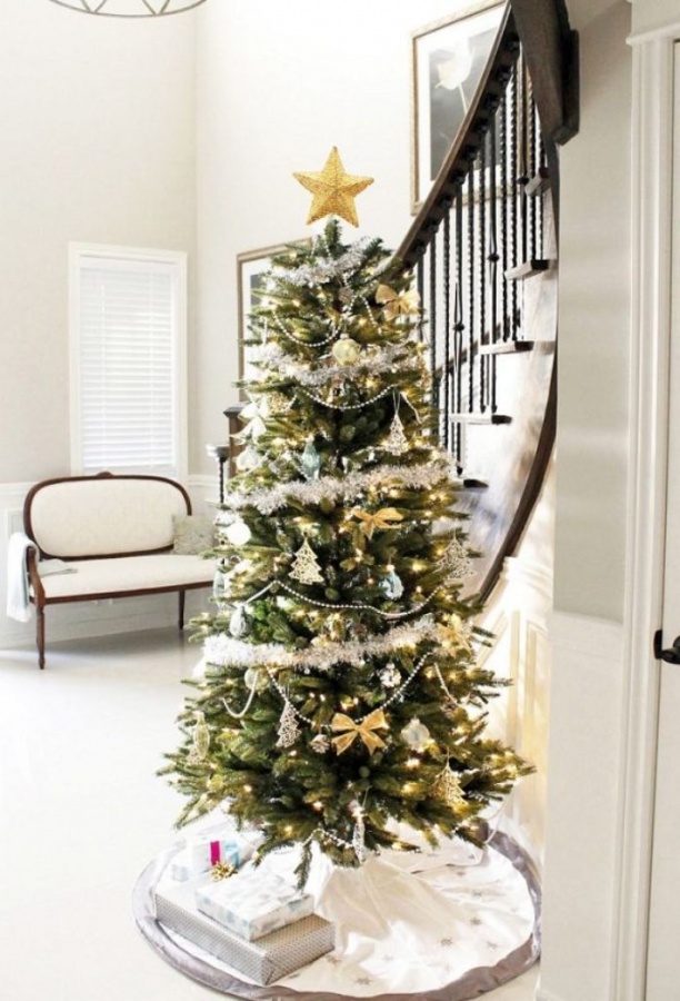 amazing-christmas-tree-in-foyer 65+ Dazzling Christmas Decorating Ideas for Your Home in 2020