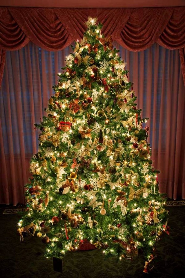 amazing-decorated-and-lighted-christmas-tree 65+ Dazzling Christmas Decorating Ideas for Your Home in 2020