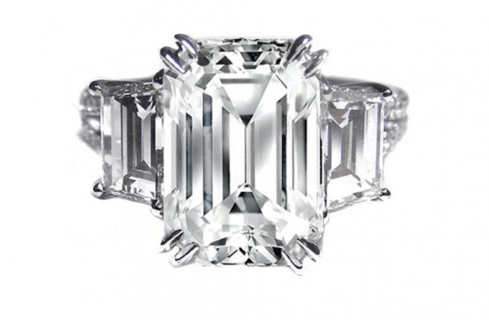 angelina-jolie-engagement-ring-emerald-cut-diamond-engagement-rings-vintage-1.full_ 35+ Fascinating & Stunning Celebrities Engagement Rings for 2020