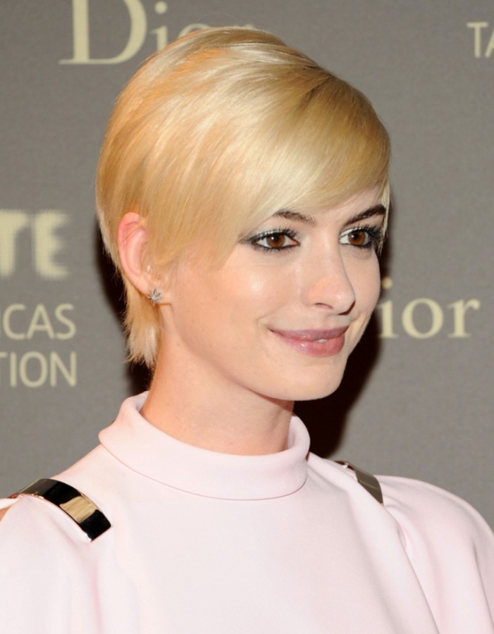 anne-hathaway-blonde-pixie-hair 20 Worst Celebrities Hairstyles