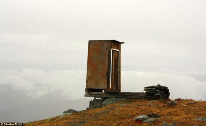 The Remotest Bathroom in the World, Do You Know Where Is It? 4 article-2514543-19AD3DE300000578-637_964x593