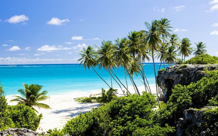 Barbados It is located in the Caribbean and allows you to enjoy its sandy beaches with turquoise waters, palm trees and doing water sports such as swimming and surfing.