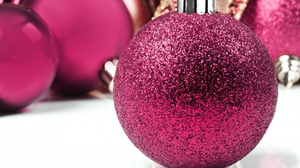 christmas_decorations_balloons_glitter_close-up_38616_2560x1440 79 Amazing Christmas Tree Decorations