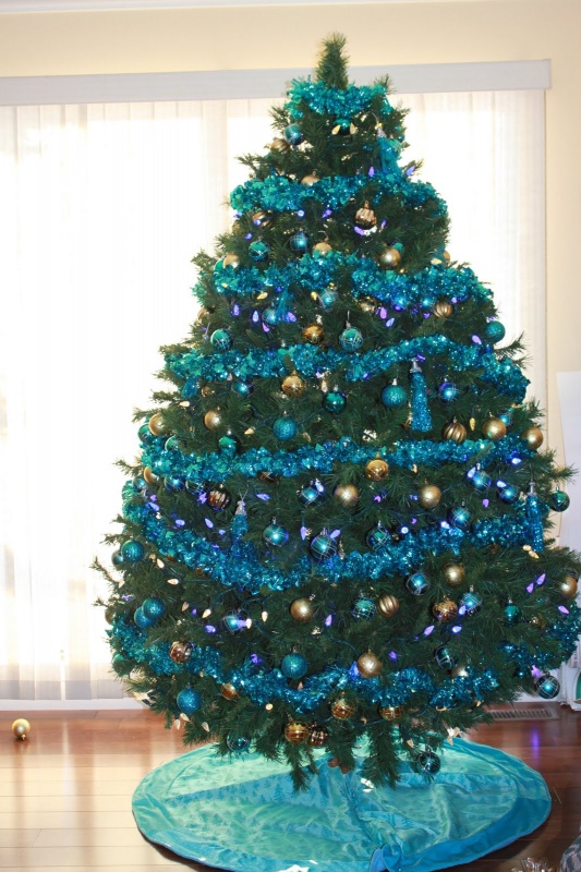 cool-design-ideas-amazing-christmas-tree-adorned-with-fancy-colorful-blue-and-gold-christmas-shatter-proof-ornaments-and-lovely-glittering-blue-twist-holy-colorful-christmas-tree-decorations