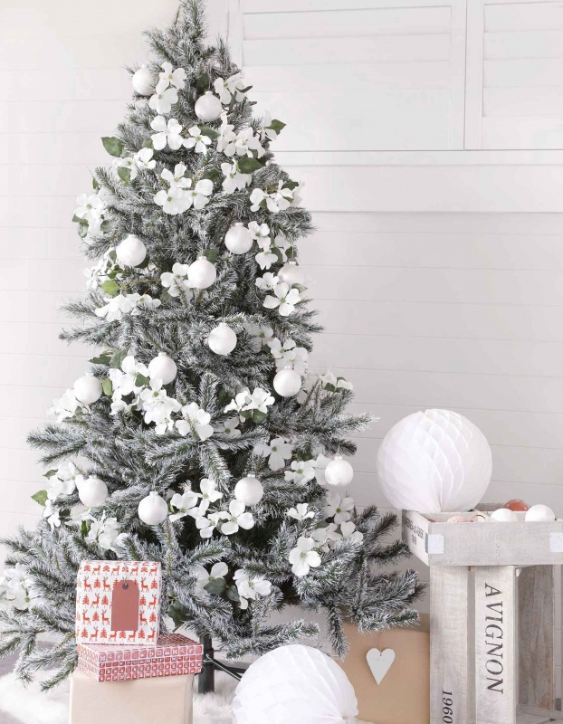 cool-design-ideas-inspiring-winter-snowy-splash-christmas-tree-decorated-with-amazing-white-fresh-flowers-and-chsitmas-blown-glass-ball-ornaments-holy-colorful-christmas-tree-decorations