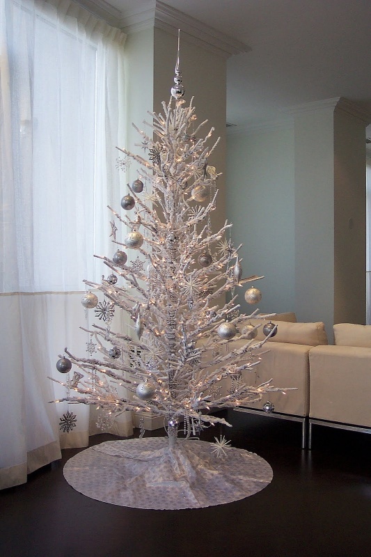 cool-design-ideas-wonderful-contemporary-white-winter-christmas-decoration-theme-with-beautiful-silver-ornaments-decorative-round-tree-skirt-and-cool-topper-in-chrome-holy-colorful-christmas-tree-de 79 Amazing Christmas Tree Decorations