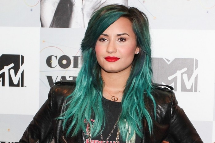Demi Lavato with strange colors for her hair