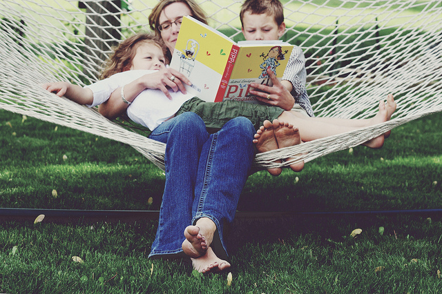9 Benefits Of Reading To Know Why You Should Read Everyday 3 family_hammock_reading