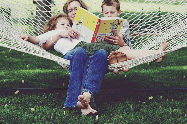 family_hammock_reading 9 Benefits Of Reading To Know Why You Should Read Everyday