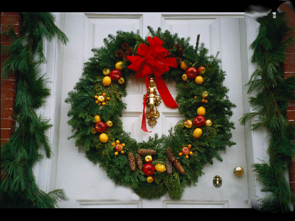 furniture-and-accessories-beautiful-wreath-christmas-front-door-decoration-in-lovely-fresh-natural-theme-with-greenery-garland-nice-apples-and-pine-cones-and-awesome-red-bows-center-lovely-warm-welc