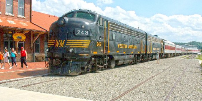 A rail accident in the United States on November 30, 2013 resulted in the death of 3 engineers.