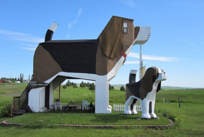 Dog Bark Park Inn It is located in Cottonwood, Idaho. It takes the shape of a beagle and accommodates four persons at the same time. The large beagle is called Sweet Willy and is accessed through a balcony.