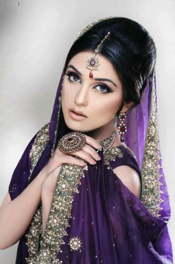stylish-bridal-Engagement-Party-Makeup-idea-2013 Differences between Engagement & Wedding Make-up, What Are They?