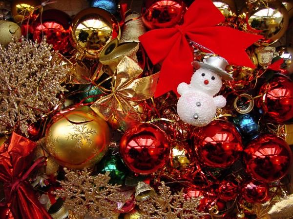 table-decorations-christmas-with-charming-red-and-gold-christmas-balls-also-golden-snow-flakes-and-ribbons-with-cute-tiny-snowman-christmas-decoration-decoration-table-decorations-for-christmas