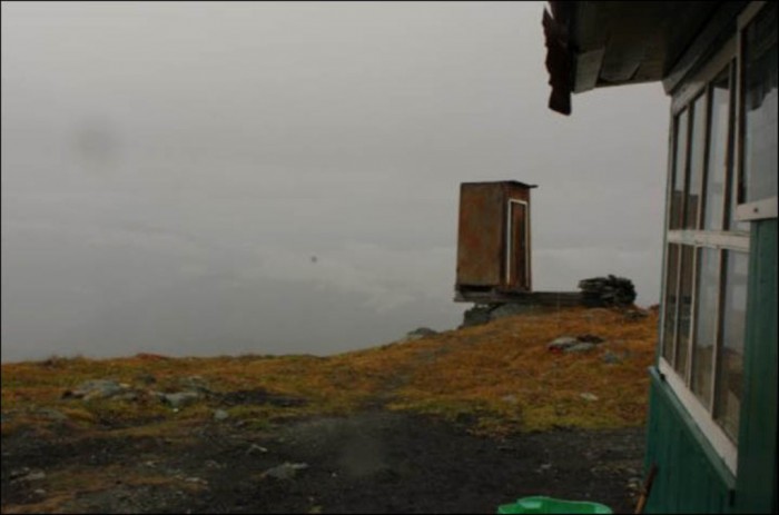 The Remotest Bathroom in the World, Do You Know Where Is It? 5 wc-toilettes-extremes-kara-tyrurek-4