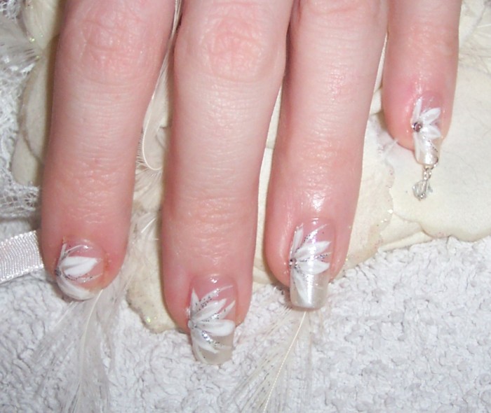 Top 10 Latest Beauty Trends That You Should Try 35 wedding-flowers-nailart-by-neko-crafts