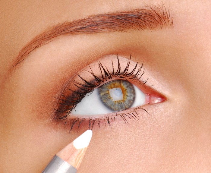 White eyeliner and shadow: Another color that is going to be the color of the new year especially at the beginning is the white color whether it is in eyeliner or shadow. 