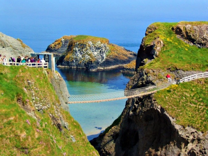 The World’s 15 Scariest Bridges that Will Freeze Your Heart 41 Carrick-a-Rede-Rope-Bridge-Northern-Ireland1
