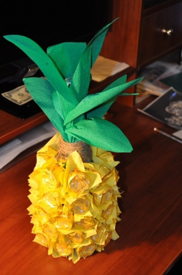40 Creative & Unusual Gift Wrapping Ideas 23 Creative-gift-wrap-ideas-pineapple-chocolates-tissue-paper-diy