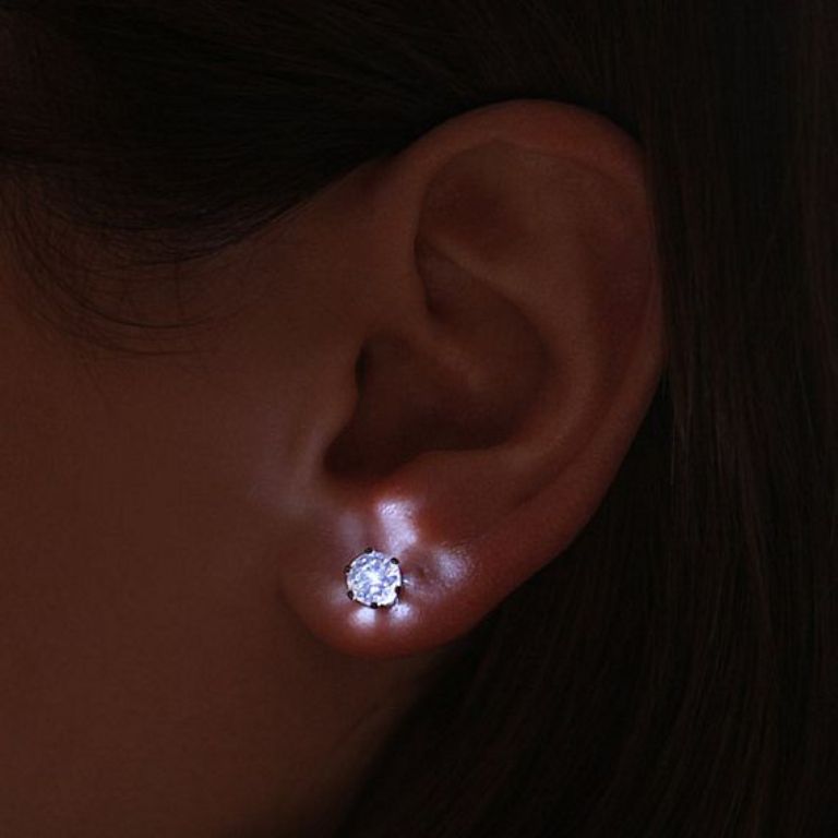 LED earring that illuminates when it is dark