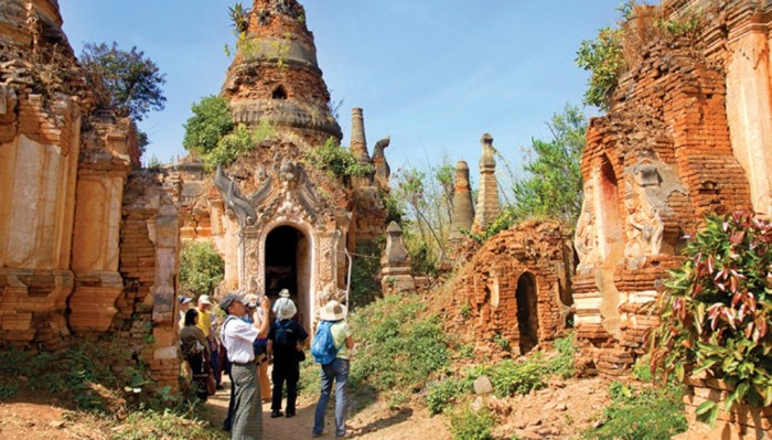 Myanmar WMYQ-myanmar-walking