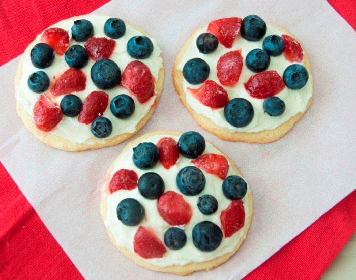 Do You Like Fruit Pizza? Learn How to Make It on Your Own 4 Red-White-Blue-Mini-Fruit-Pizzas-2