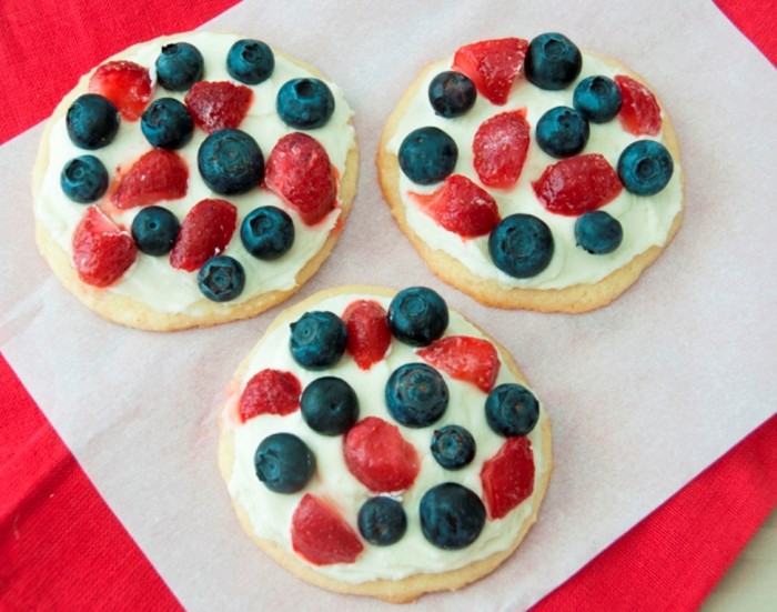 Red-White-Blue-Mini-Fruit-Pizzas-2 Do You Like Fruit Pizza? Learn How to Make It on Your Own