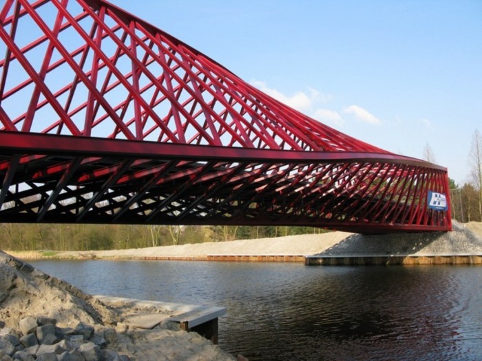 Twisted Bridge It is located in Vlaardingen, Netherlands. 