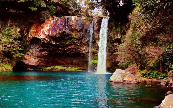Waterfall_on_Jeju_Island,_Korea