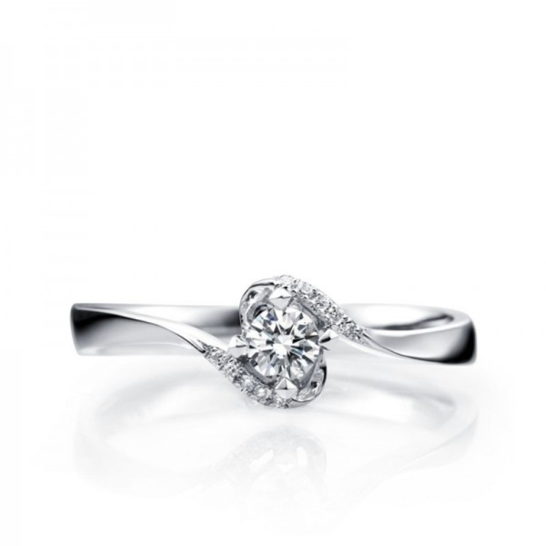 beautiful-antique-style-round-solitaire-engagement-ring