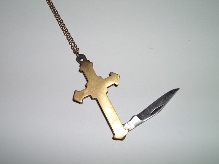 cross-pocket-knife-neckalce 30 Non-traditional & Unusual Gold Necklaces